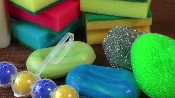 Contenedor con líquido para vidrio, jabón, esponjas de colores para lavar
 - Metraje, vídeo