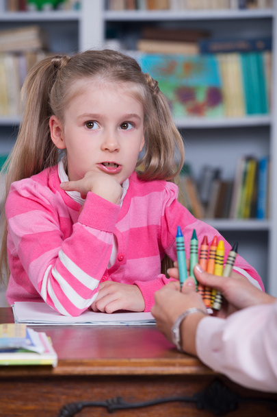 Child chooses the color pencils - Photo, Image