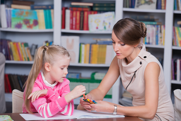 Kinderpsychologe mit einem kleinen Mädchen - Foto, Bild
