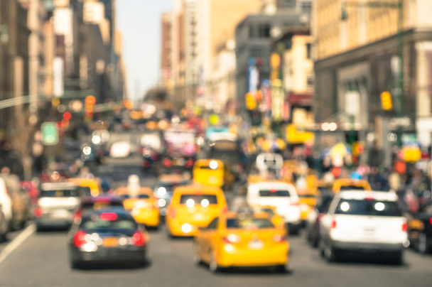 Rush Hour mit defokussierten Autos und gelben Taxis - Stau in der Innenstadt von Manhattan - verschwommene Bokeh-Postkarte von New York City mit warmen, sonnigen Farbtönen - reales Transportkonzept - Foto, Bild