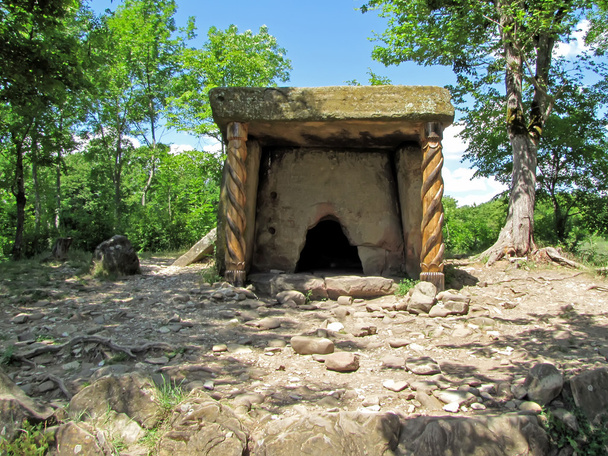 dolmen v lese - Fotografie, Obrázek