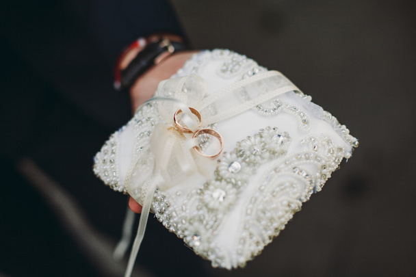 anillos de boda de lujo con una decoración elegante cerca de ellos
 - Foto, Imagen