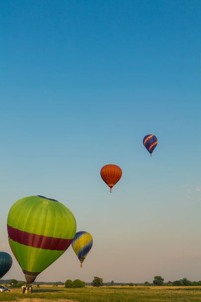 Balony kolorowe gorące powietrze wczesnym rankiem - Zdjęcie, obraz