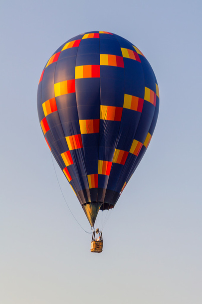Kleurrijke luchtballon in de blauwe hemel, festival - Foto, afbeelding