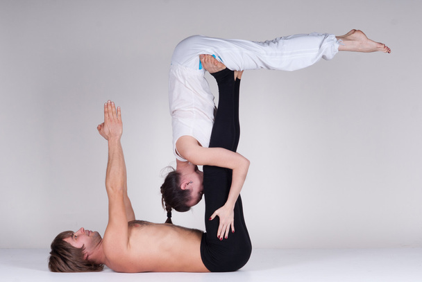 Молодая здоровая пара в положении йоги, мужчина и женщина
 - Фото, изображение
