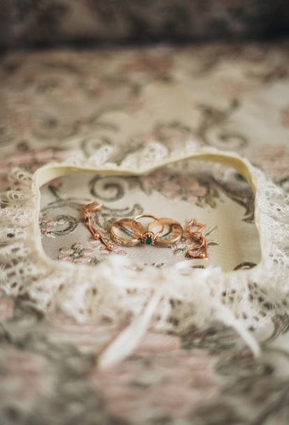 Πολυτελής γαμήλια δαχτυλίδια με κομψή διακόσμηση κοντά τους - Φωτογραφία, εικόνα