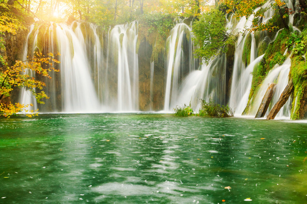 プリトビチェ湖群秋の滝 - 写真・画像