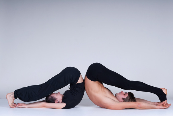 Joven pareja sana en posición de yoga, Hombre y mujer
 - Foto, imagen