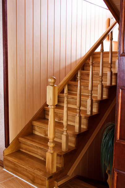 Dom piętrowy drewniany i eleganckie kroki - Zdjęcie, obraz
