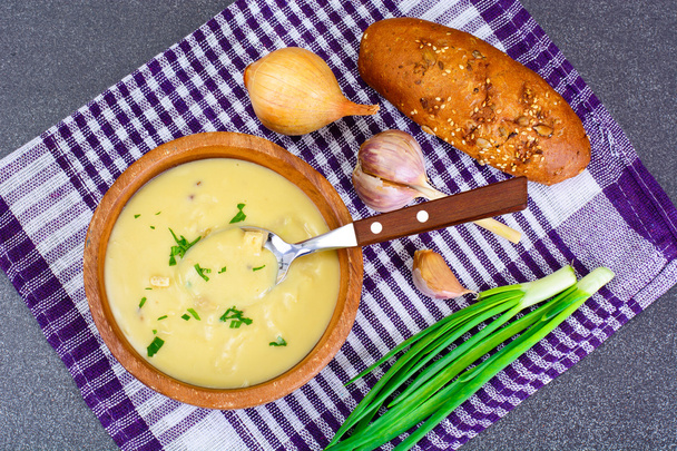 Egészséges, diétás étel: leves burgonya krutonnal, kenyérrel és gr - Fotó, kép