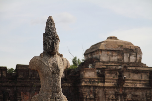 Buda heykelinin kutsal Quadrangle, Polonnaruwa, Sri Lanka - Fotoğraf, Görsel