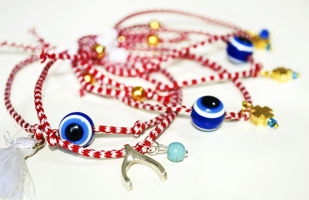 bracelets de marche traditionnels grecs en couleurs rouge et blanc
 - Photo, image