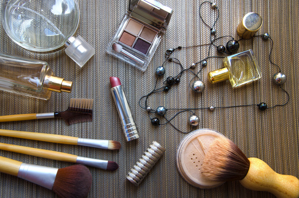 Çeşitli makyaj ürünleri. Parfüm, fırça ve bir pembe kozmetik ürünleri  - Fotoğraf, Görsel
