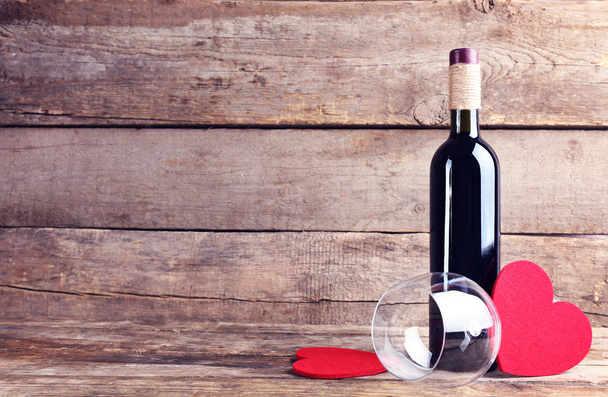 Red hearts with wine bottle and glass - Foto, afbeelding