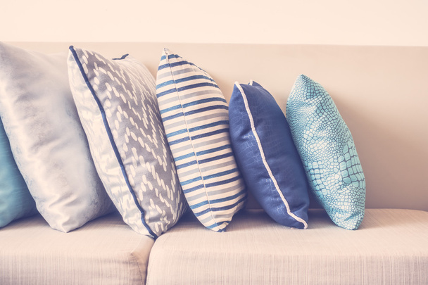Красиві розкішні подушки на дивані
 - Фото, зображення