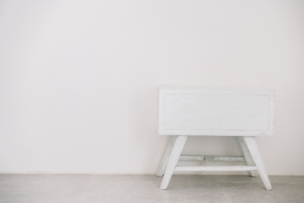 Пустой белый стол
 - Фото, изображение