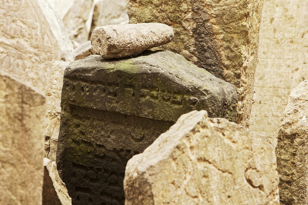 Tomba scura con piccola pietra
 - Foto, immagini