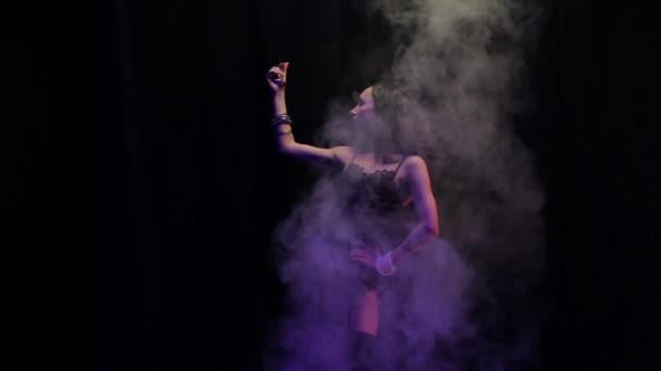 Дівчина позує в диму
 - Кадри, відео