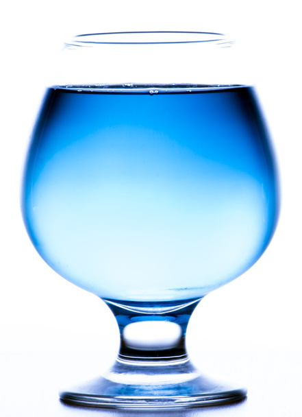 vidro com luz azul água no fundo branco
 - Foto, Imagem