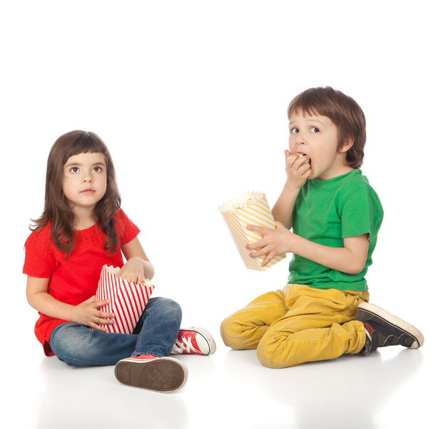 Niños comiendo palomitas de maíz
 - Foto, Imagen