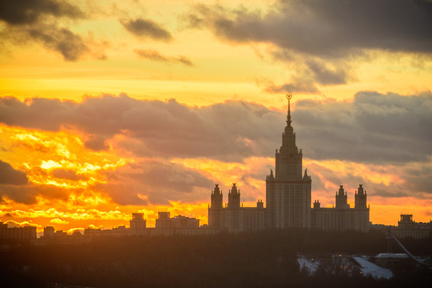 Zachód słońca Moskiewskim Uniwersytecie Państwowym w zimie - Zdjęcie, obraz