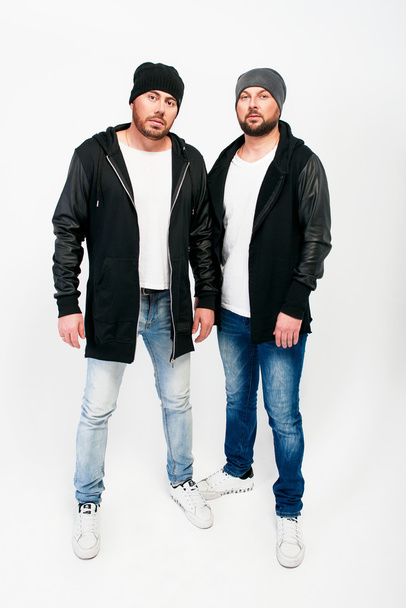 Porträt zweier Männer in schwarzen Jacken und Hüten - Foto, Bild