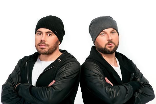 Πορτρέτο των δύο ανδρών σε μαύρο μπουφάν και καπέλα - Φωτογραφία, εικόνα