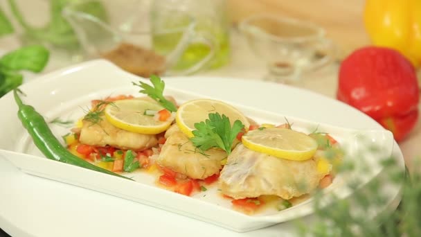 Ψημένα ψάρια με λαχανικά salsa - Πλάνα, βίντεο