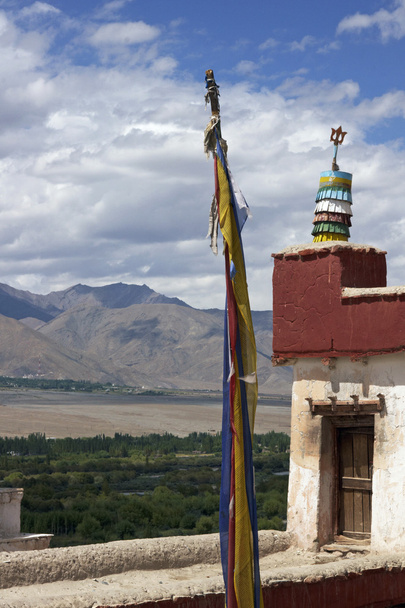 Bandera Budista Polo y Templo
 - Foto, imagen