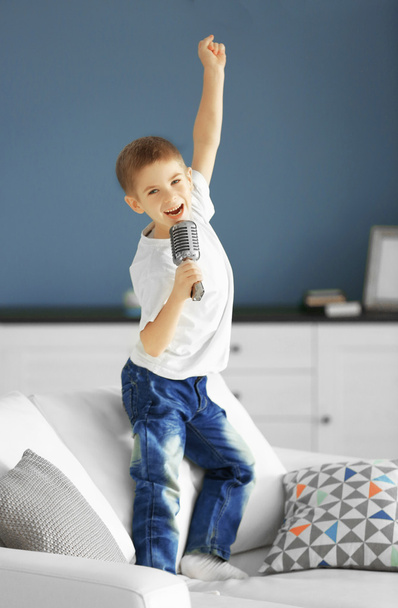 Little boy singing into microphone  - Foto, afbeelding