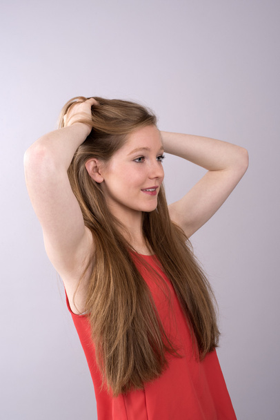 Έφηβος με μακριά καστανά μαλλιά - Φωτογραφία, εικόνα