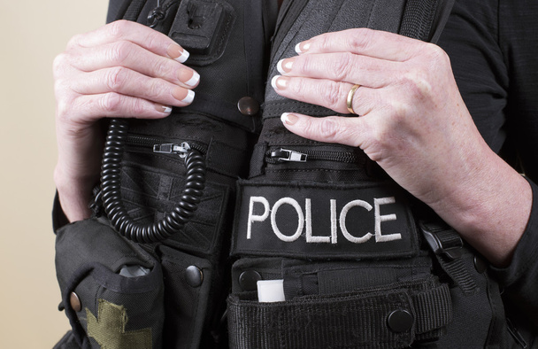 Поліцейський тактичний жилет і руки офіцера
 - Фото, зображення