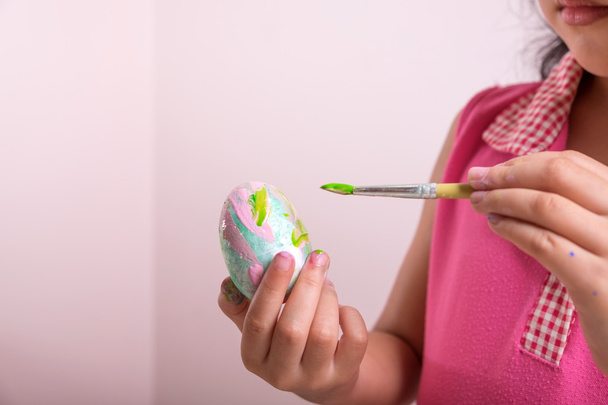 Child is painting fake egg - Foto, Imagen