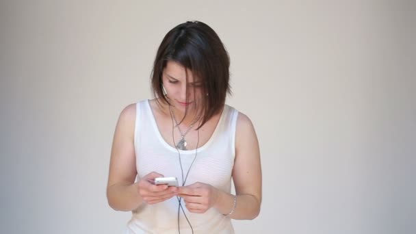 Woman dancing with earbuds - Footage, Video