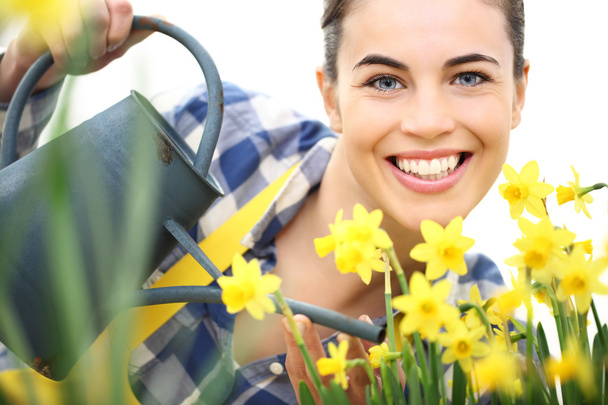 primavera, mujer sonriente en el jardín con regadera
 - Foto, Imagen