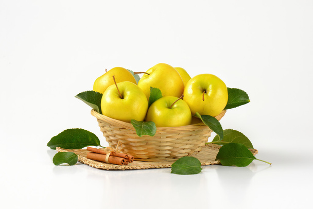 корзина желтых яблок
 - Фото, изображение
