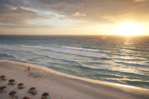 Wschód słońca na plaży w meksykańskim mieście Cancun, - Zdjęcie, obraz
