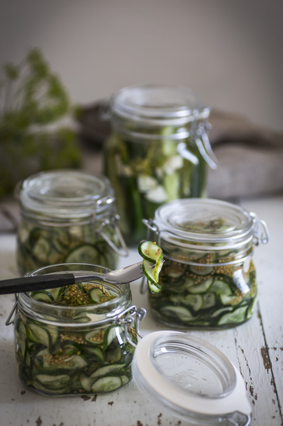 Huisgemaakte, ingemaakte komkommer in een pot van glas - Foto, afbeelding