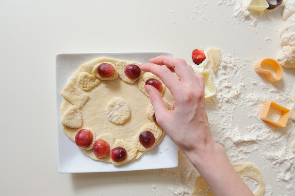 Kobieta ręce co ciasteczka z ciasta świeże - Zdjęcie, obraz