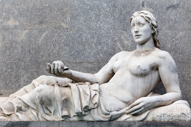 Antigua estatua de una mujer acostada
 - Foto, Imagen