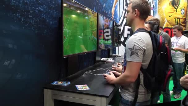 Jugendliche spielen Videospiele im Computerclub, Fußballturnier - Filmmaterial, Video