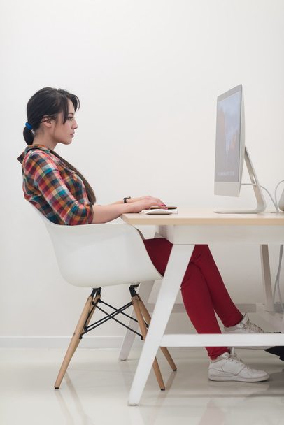 startup business, woman  working on desktop computer - Fotografie, Obrázek