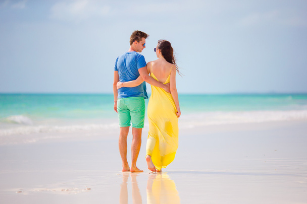 νεαρό ζευγάρι χαρούμενος σε άσπρη άμμο σε καλοκαιρινές διακοπές - Φωτογραφία, εικόνα