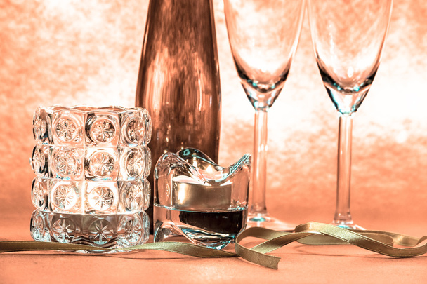 Champagne frais et verre se préparent pour la célébration. La bougie est vive
 - Photo, image