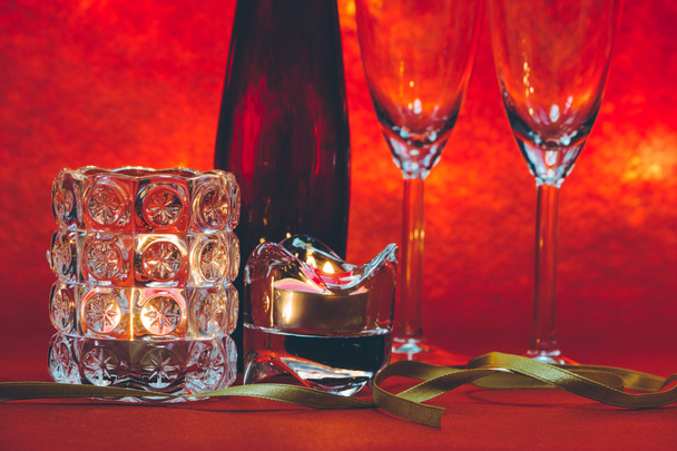 Champagne frais et verre se préparent pour la célébration. La bougie est vive
 - Photo, image