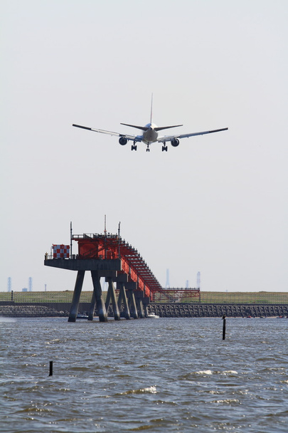 Letadla přistávají na letišti Haneda (B767) a moře - Fotografie, Obrázek