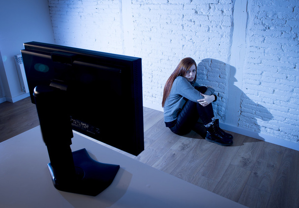 женщина-подросток злоупотребляла страданиями интернет-киберзапугивания испуганный грустная депрессия в выражение лица страха
 - Фото, изображение