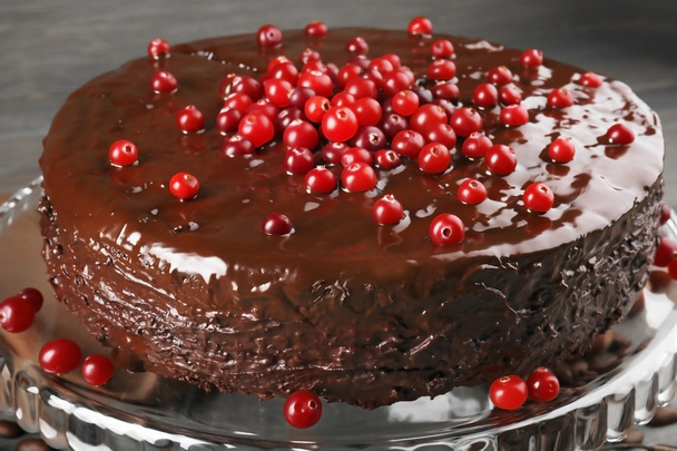 Chocolate cake with cranberries on wooden background, closeup - Fotoğraf, Görsel