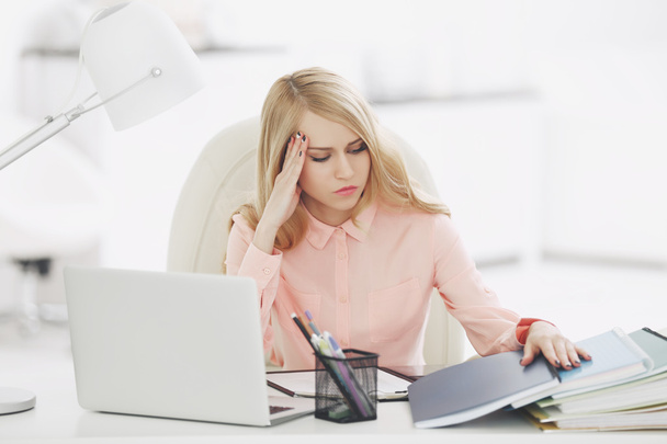 Tired woman at the laptop - Fotografie, Obrázek