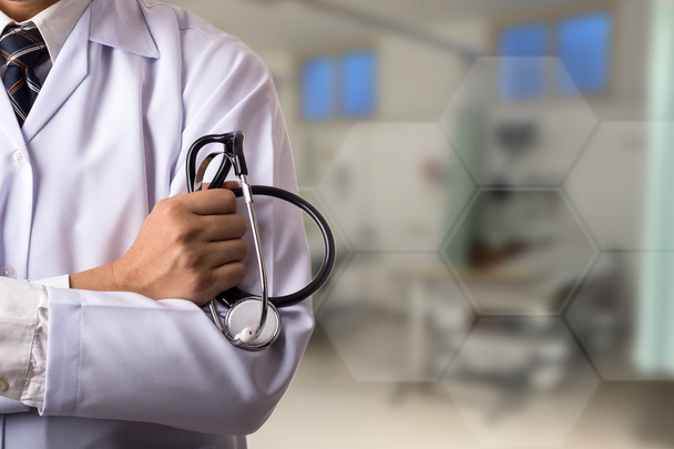 Arzt hält Stethoskop mit Arztuniform - Foto, Bild